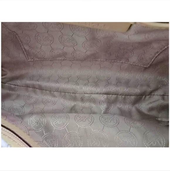 Michael Kors Cream Leather Shoulder Bag with Gold Hardware - Picture 12 of 16